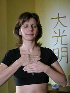 L'operatrice Reiki Susanna Pasini mentre esegue la Bilanciatura al Cuore